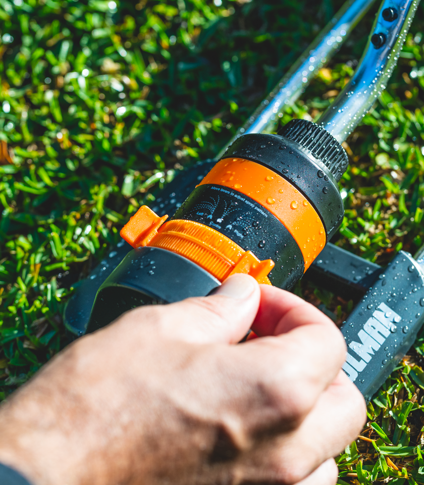 2884H 17 Nozzle Oscillating Sprinkler adjusting spray pattern 2884H 17 Nozzle Oscillating Sprinkler adjusting spray pattern