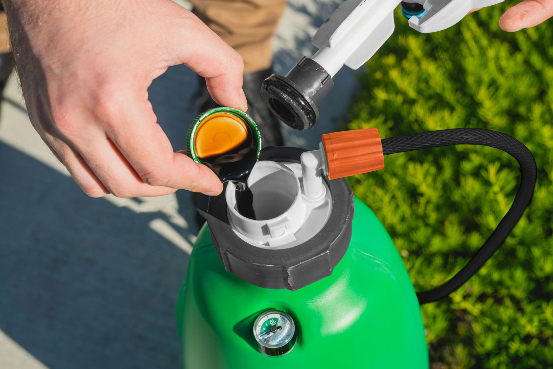 EzySpray garden sprayer - Putting in additives